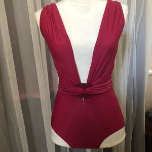 deep plunge neckline and open back 👙